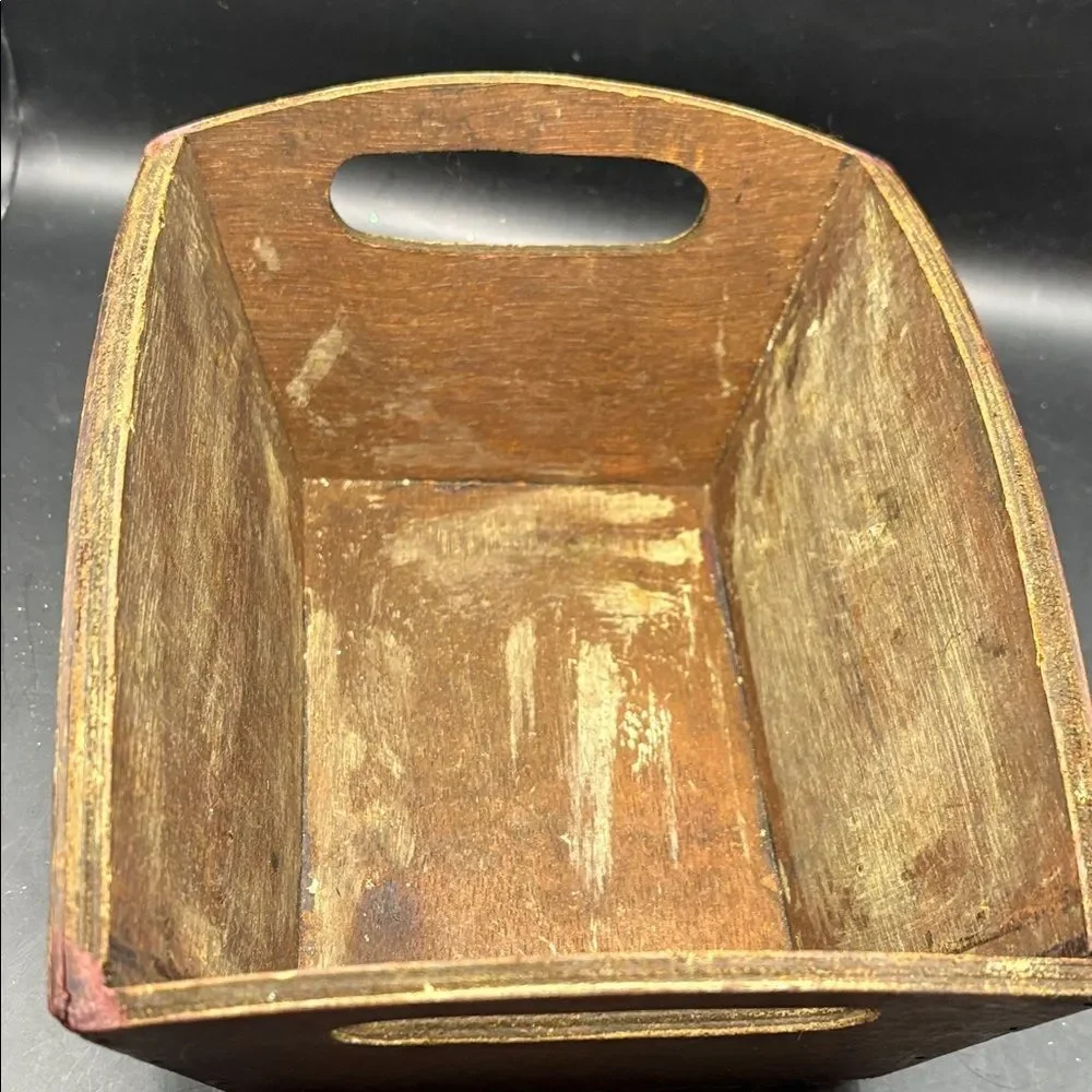 Vintage wood box with leaf design